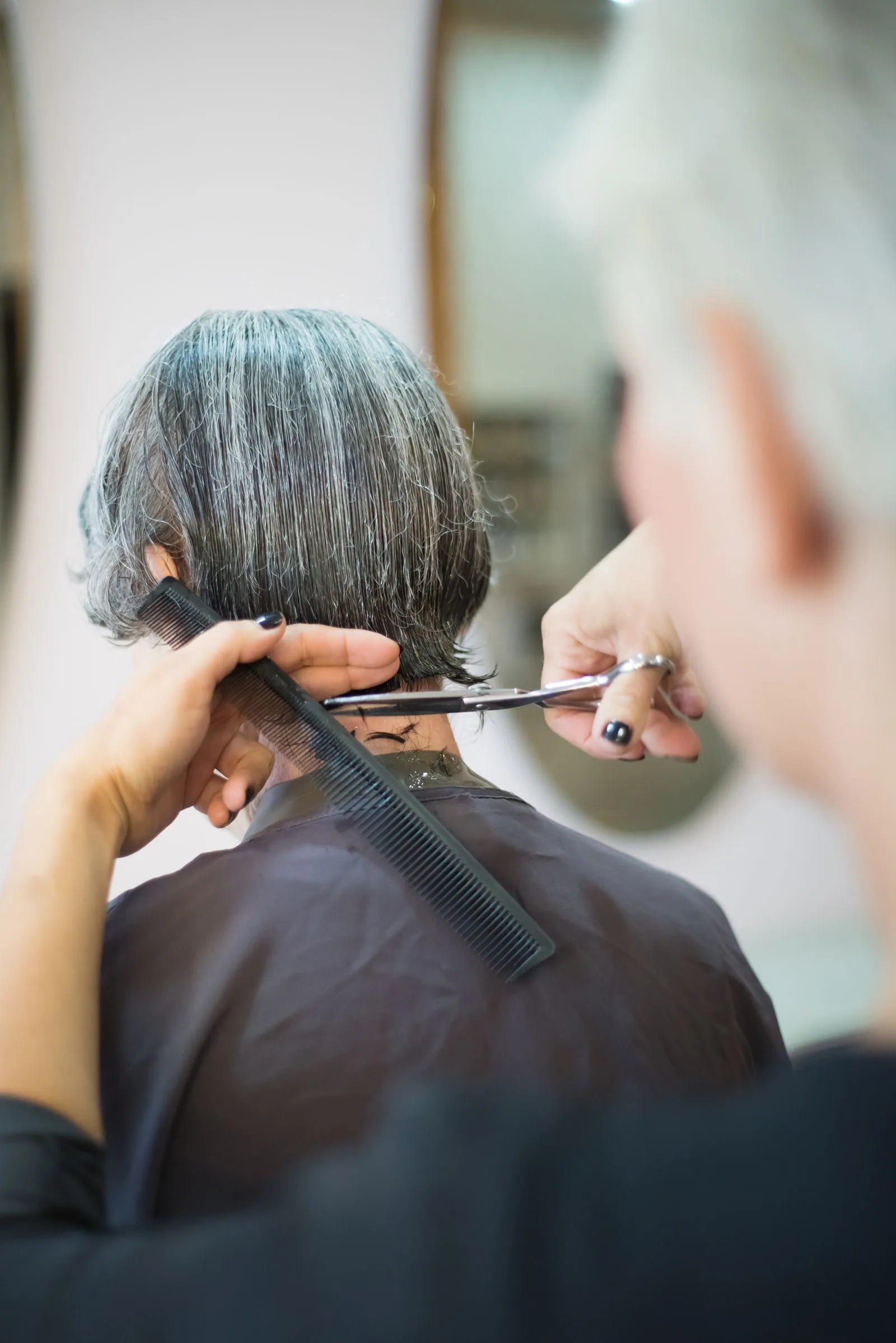 Corte a tijera sobre melena media